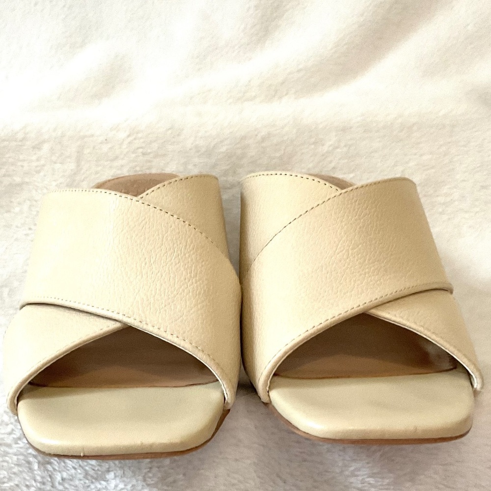 TAN VINCE CAMUTO HEMILA LEATHER CROSSOVER SLIP ON BLOCK HEEL SANDAL SZ  7.5M/38 - Picture 5 of 13